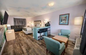 a hotel room with a bedroom and a living room at RIVER OAK INN in Bandera