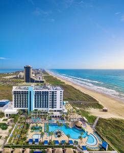 een luchtzicht op een resort en het strand bij Margaritaville Beach Resort South Padre Island in South Padre Island