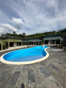 峇冬加里的住宿－The Hillock @ Hulu Tamu，停车场里的一个大型蓝色游泳池