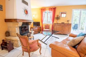 uma sala de estar com um sofá e uma lareira em Le Sapin Parasol - Maison pour 7 pers. em Lussault-sur-Loire