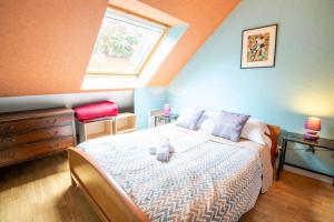um quarto com uma cama com um urso de peluche em Le Sapin Parasol - Maison pour 7 pers. em Lussault-sur-Loire