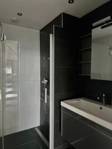 y baño con ducha y bañera. en Luxury Villa Stay en Waddinxveen