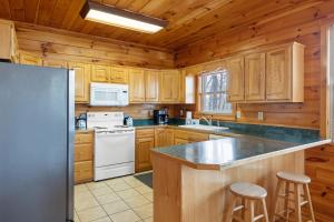 A kitchen or kitchenette at Smoky Mountain Lodge cabin