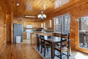 A kitchen or kitchenette at Smoky Mountain Lodge cabin