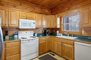 A kitchen or kitchenette at Smoky Mountain Lodge cabin