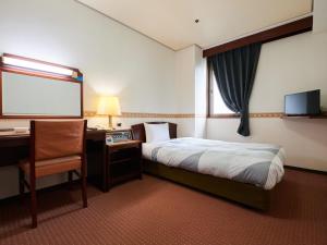 Rúm í herbergi á ecoHotel