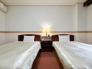 Rúm í herbergi á ecoHotel