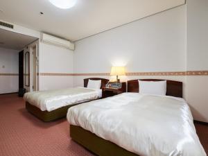 Rúm í herbergi á ecoHotel