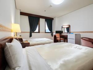 Rúm í herbergi á ecoHotel