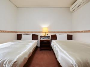 Rúm í herbergi á ecoHotel
