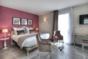 Кровать или кровати в номере La Bastide de l'Oliveraie