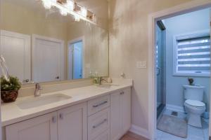 een badkamer met een wastafel, een toilet en een spiegel bij Luxury house In Scarborough in Toronto