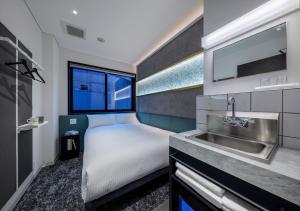 Kuchyň nebo kuchyňský kout v ubytování HOTEL GRAPHY Shibuya