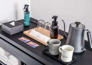 Příslušenství pro přípravu čaje a kávy v ubytování HOTEL GRAPHY Shibuya