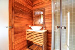 La salle de bains est pourvue d'un lavabo et d'une douche. dans l'établissement The Cottage Aonang, à Ao Nang Beach