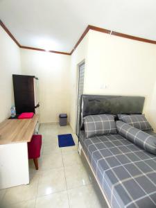 Postel nebo postele na pokoji v ubytování LAISSYA GUEST HOUSE YOGYAKARTA