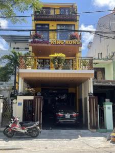 un scooter garé devant un bâtiment King kong dans l'établissement King Kong Homestay Hoi An, à Hội An