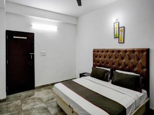 グルガオンにあるSuper Hotel O Omi Roomsのベッドルーム1室(大型ベッド1台、革張りのヘッドボード付) +45枚の写真