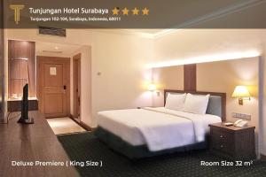Postel nebo postele na pokoji v ubytování Tunjungan Hotel