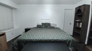 Posteľ alebo postele v izbe v ubytovaní Private Rooms at US75 Central Plano