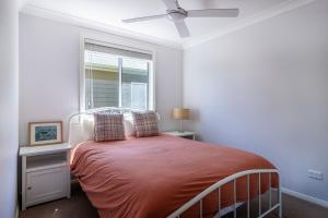 1 dormitorio con cama y ventana en Salt, en Berrara