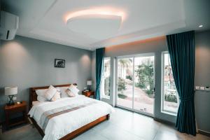 Postel nebo postele na pokoji v ubytování Sokchea Kampot Hotel