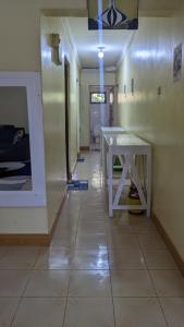Zimmer mit einem weißen Tisch in einem Zimmer in der Unterkunft Kinyanjui's Homes 001 with WiFi in Morogoro