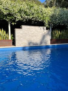 Luxury Stay with Private Heated Pool in Salamander Bay内部或周边的泳池