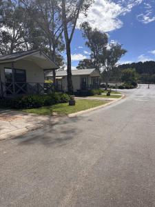 uma casa ao lado de uma estrada em Eaglehawk Park Canberra em Canberra