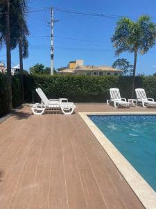 2 tumbonas y un patio con piscina en Apartamento grande Florianópolis próximo arena opus en São José
