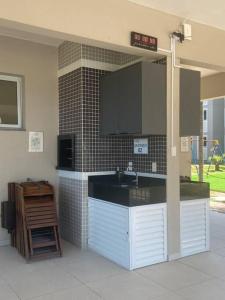 uma cozinha com um lavatório e uma bancada em Apartamento grande Florianópolis próximo arena opus em São José
