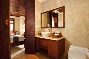 Koupelna v ubytování Camelia 4 BR Private Pool NE20 + 12 fotografií