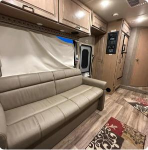 uma sala de estar com um sofá num trailer em Private Cozy R/V , for your enjoyment em Tamiami