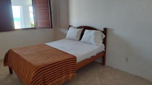 a small bed in a room with a bed sidx sidx sidx at Casa de Praia Iguape Ceará Paraíso in Aquiraz