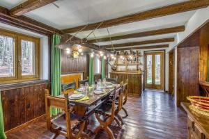 une salle à manger avec une grande table et des chaises dans l'établissement Family Chalet In Monte Amiata - Happy Rentals, à Abbadia San Salvatore