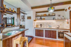 - une cuisine avec des placards en bois et un comptoir dans l'établissement Family Chalet In Monte Amiata - Happy Rentals, à Abbadia San Salvatore