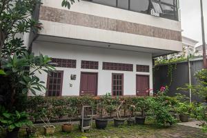 um edifício com plantas à sua frente em OYO 93691 Minongga em Jakarta