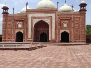 een groot gebouw met twee koepels erop bij Hotel Taj Palace Agra in Agra