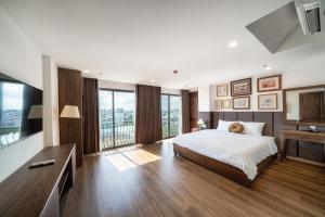 a large bedroom with a bed and a television at Dian Hotel & Apartment in Danang