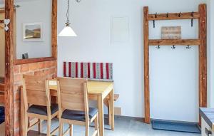 uma sala de jantar com uma mesa de madeira e cadeiras em 2 Bedroom Nice Home In Kolbnitz em Unterkolbnitz