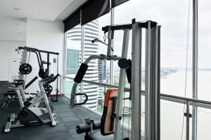 a gym with two treadmills and two machines at Penthouse de 2 habitaciones con vista al rio y parking in Guayaquil