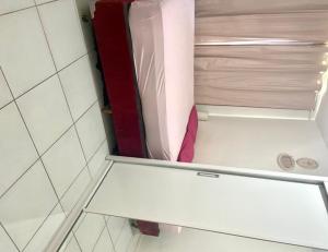 um armário branco com um item vermelho na casa de banho em Apartamento grande Florianópolis próximo arena opus em São José