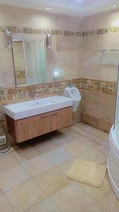 bagno con vasca, lavandino e servizi igienici di المهمدسين a Il Cairo
