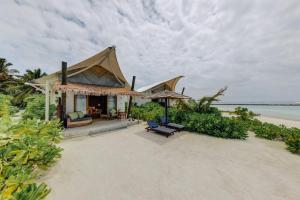 een resort met een tent op het strand bij Cinnamon Hakuraa Huraa Maldives - All Inclusive in Meemu Atoll