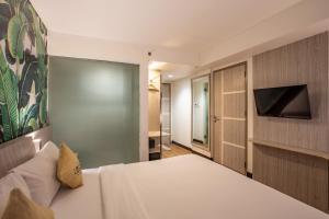 TV a/nebo společenská místnost v ubytování Liberta Seminyak Hotel