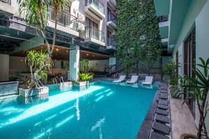 Bazén v ubytování Liberta Seminyak Hotel nebo v jeho okolí