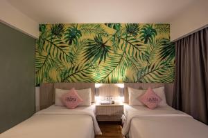 Postel nebo postele na pokoji v ubytování Liberta Seminyak Hotel