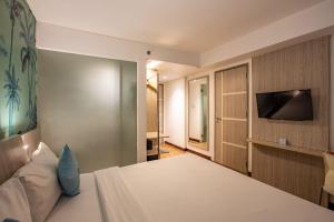 Postel nebo postele na pokoji v ubytování Liberta Seminyak Hotel