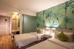 Postel nebo postele na pokoji v ubytování Liberta Seminyak Hotel