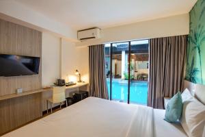 Postel nebo postele na pokoji v ubytování Liberta Seminyak Hotel